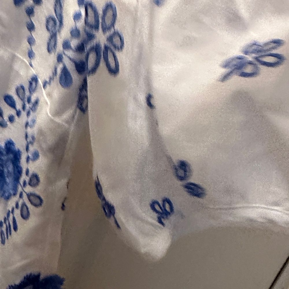 Ann Taylor 100% Cotton White Blouse with Blue Floral Embroidery Size MP - Picture 8 of 9